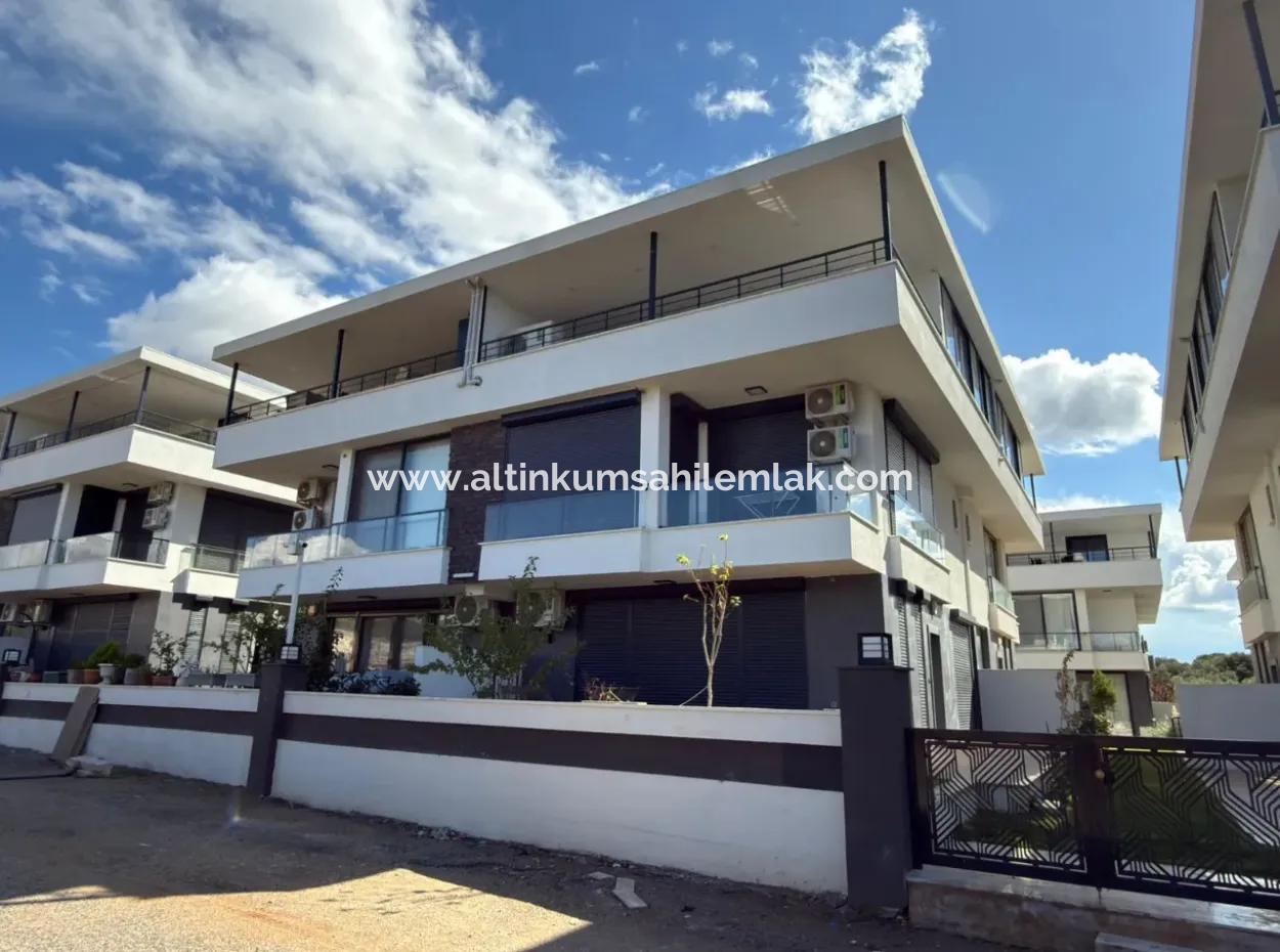 3-Zimmer-Villa Zum Verkauf In Einem Komplex Mit Pool In Mavişehir