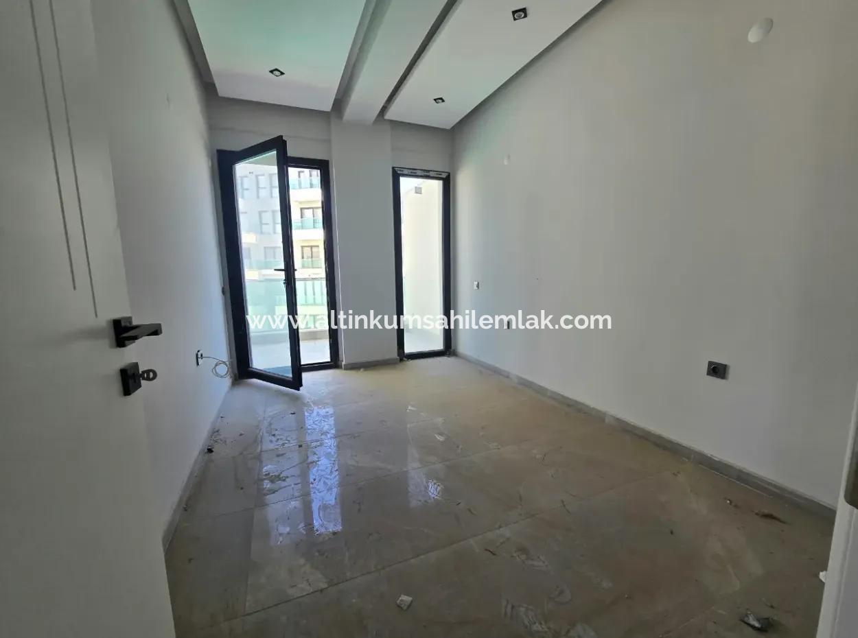 2+1 Wohnung In Altınkum In Ecklage, In Einer Wohnanlage Mit Pool Und Aufzug