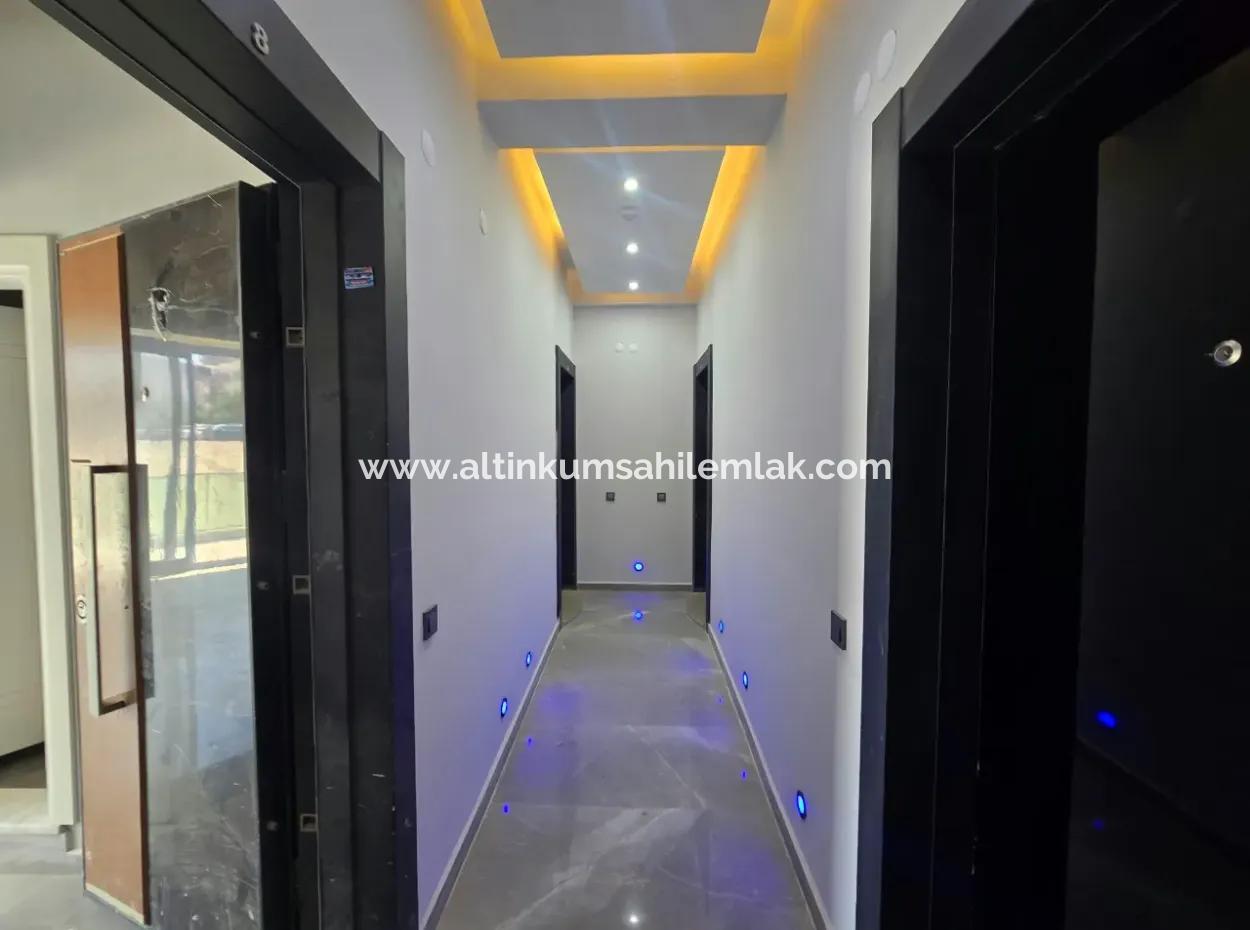 2+1 Wohnung In Altınkum In Ecklage, In Einer Wohnanlage Mit Pool Und Aufzug