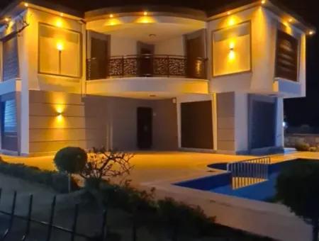 Komplett Freistehende Villa Mit 4 1 Pools Zum Verkauf In Didim Efeler Nachbarschaft