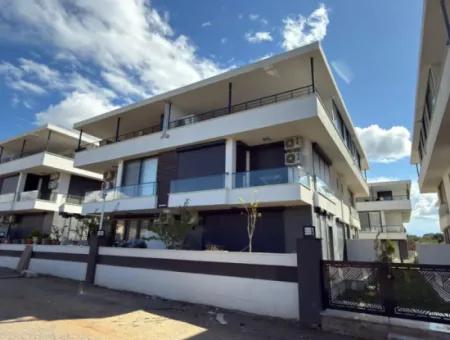 3-Zimmer-Villa Zum Verkauf In Einem Komplex Mit Pool In Mavişehir