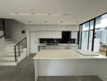 3-Zimmer-Villa Zum Verkauf In Einem Komplex Mit Pool In Mavişehir