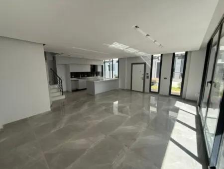 3-Zimmer-Villa Zum Verkauf In Einem Komplex Mit Pool In Mavişehir