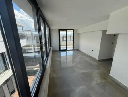 3-Zimmer-Villa Zum Verkauf In Einem Komplex Mit Pool In Mavişehir