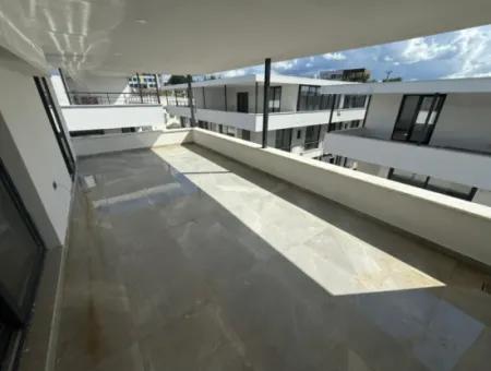 3-Zimmer-Villa Zum Verkauf In Einem Komplex Mit Pool In Mavişehir