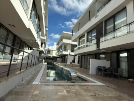 3-Zimmer-Villa Zum Verkauf In Einem Komplex Mit Pool In Mavişehir