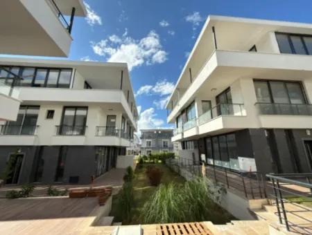 3-Zimmer-Villa Zum Verkauf In Einem Komplex Mit Pool In Mavişehir