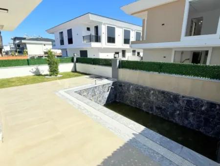 Gelegenheıt 3 Zimmer Neue Villa Mit Pool Zum Verkauf Im Didim Efeler Viertel