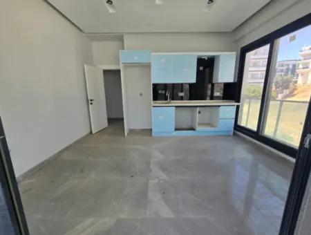 2+1 Wohnung In Altınkum In Ecklage, In Einer Wohnanlage Mit Pool Und Aufzug
