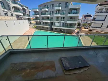 2+1 Wohnung In Altınkum In Ecklage, In Einer Wohnanlage Mit Pool Und Aufzug