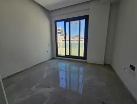 2+1 Wohnung In Altınkum In Ecklage, In Einer Wohnanlage Mit Pool Und Aufzug