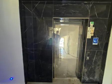 2+1 Wohnung In Altınkum In Ecklage, In Einer Wohnanlage Mit Pool Und Aufzug