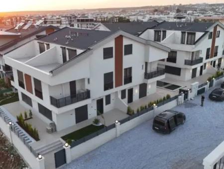 Voll Möblierte 3+1 Triplex-Villa Mit Smart-Home-System In Einer Wohnanlage Mit Pool In Didim Efeler