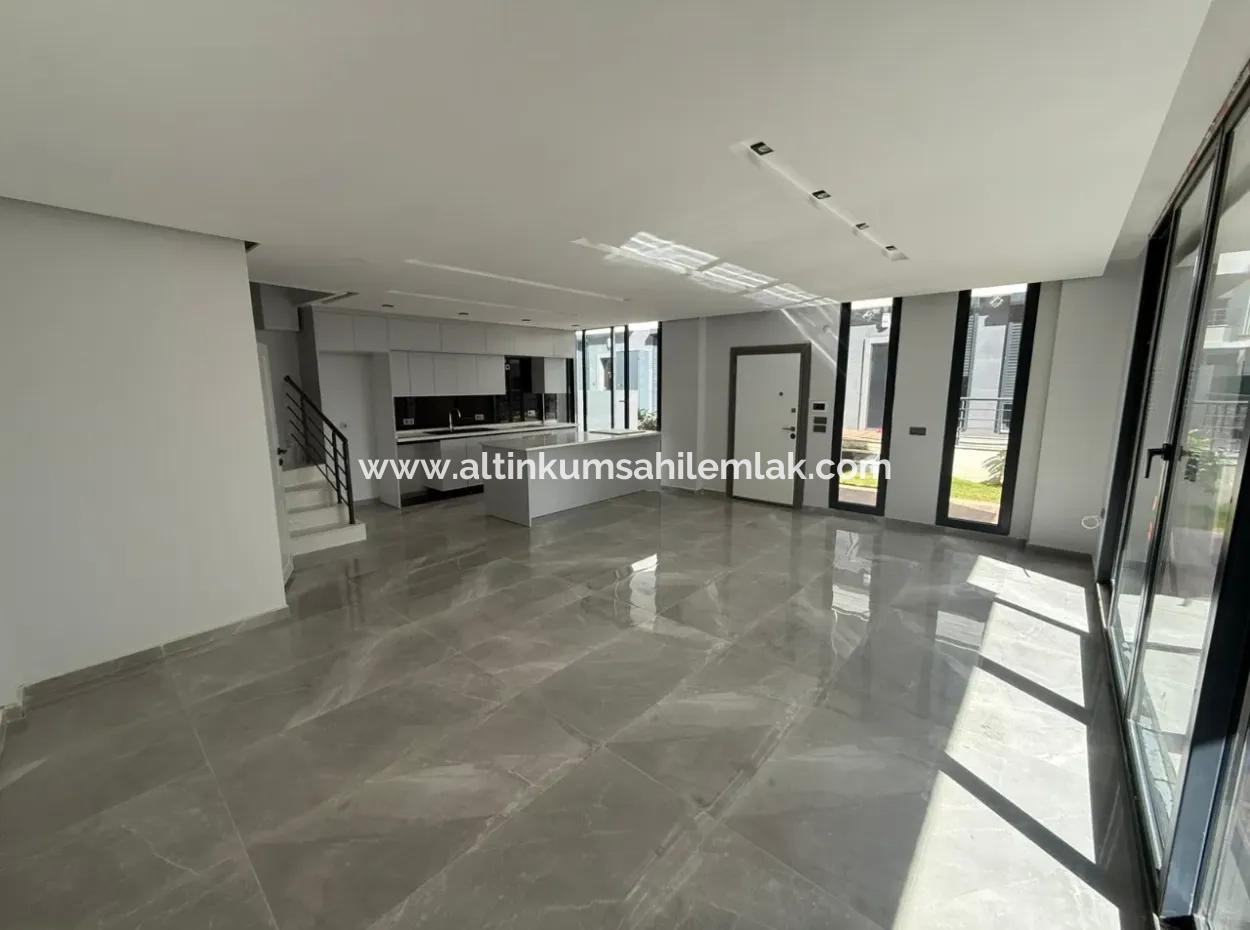 For Sale 3 Bedroom Villa İn A Complex With Swimmingpool In Mavişehir