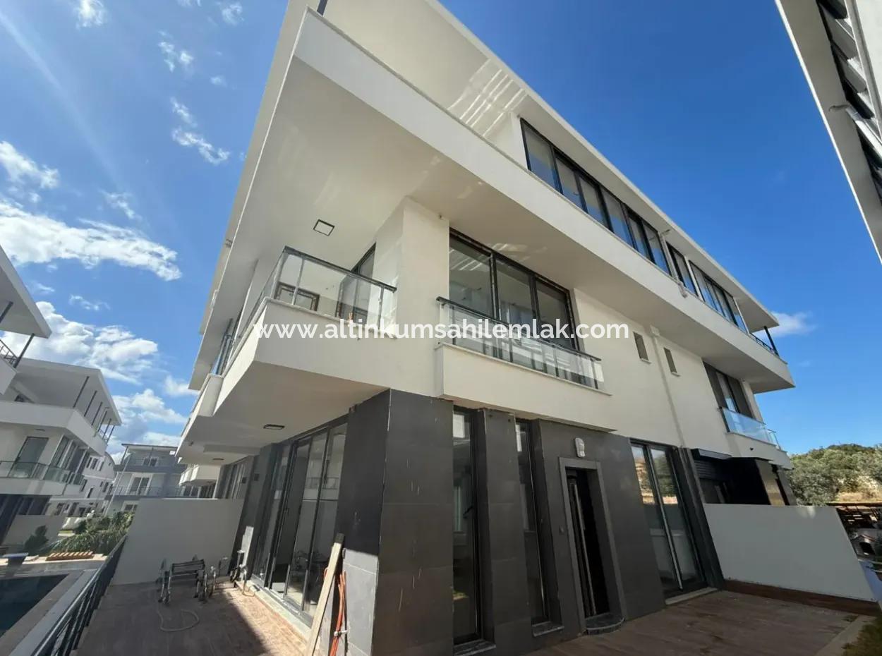 For Sale 3 Bedroom Villa İn A Complex With Swimmingpool In Mavişehir