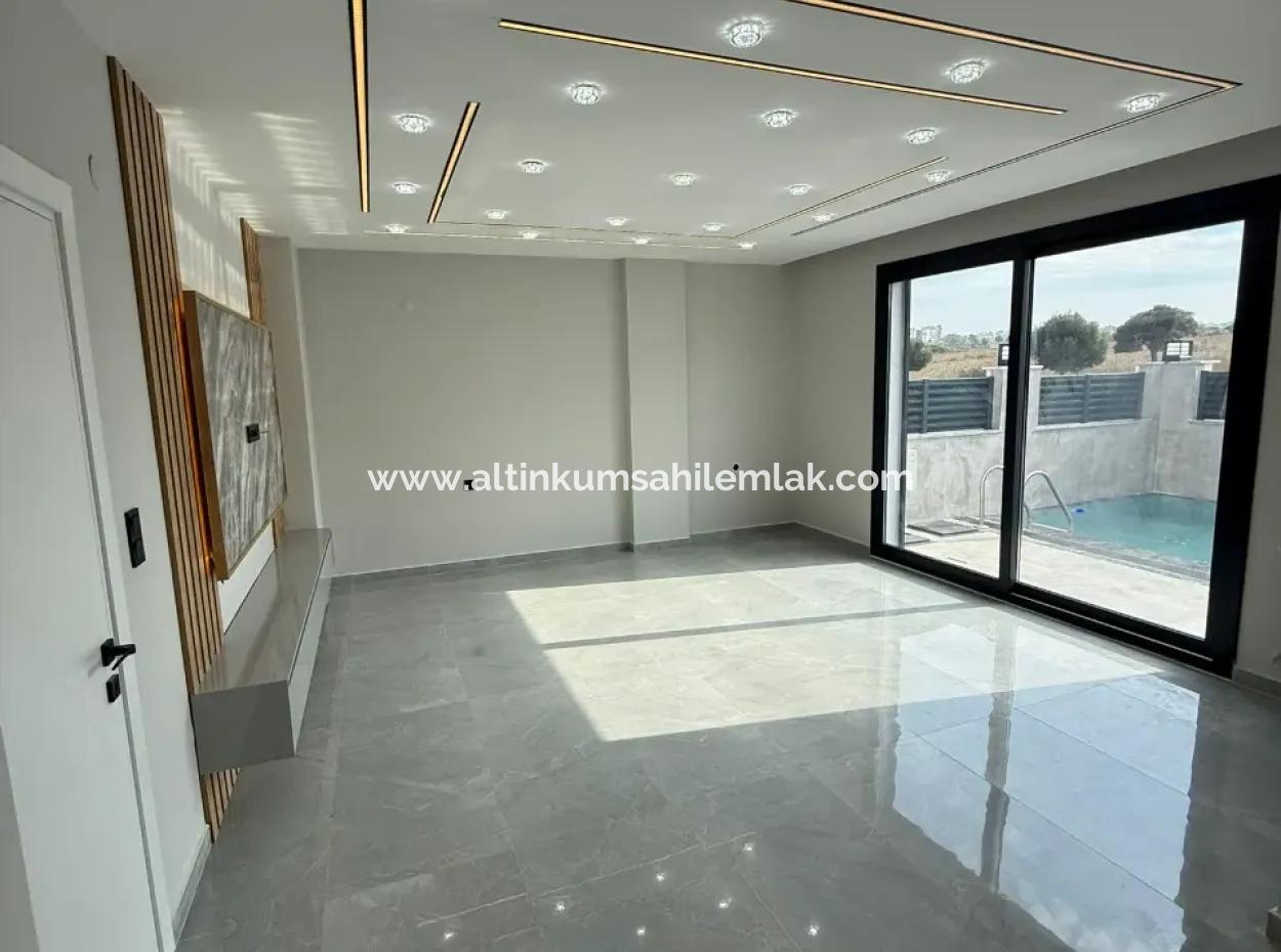 4 Bedoom Villa With Pool For Sale In Hisar Neighborhood
