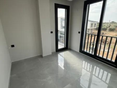 4 Bedoom Villa With Pool For Sale In Hisar Neighborhood