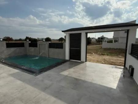 4 Bedoom Villa With Pool For Sale In Hisar Neighborhood