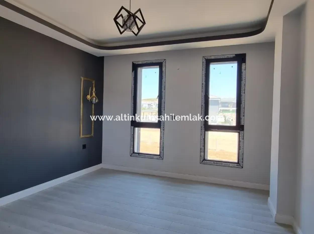 Didim Efeler Mahallesinde Satılık 4+1 Ayrı Mutfak Havuzlu Villa