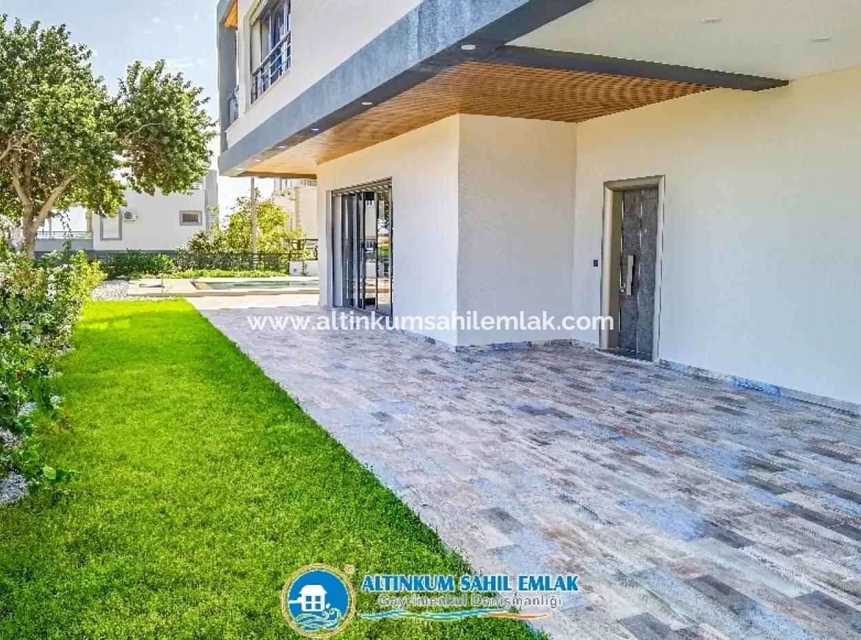 Didim, Altınkum'da, Geniş Bahçe Alanı Ve Deniz Manzaralı Satılık Villa