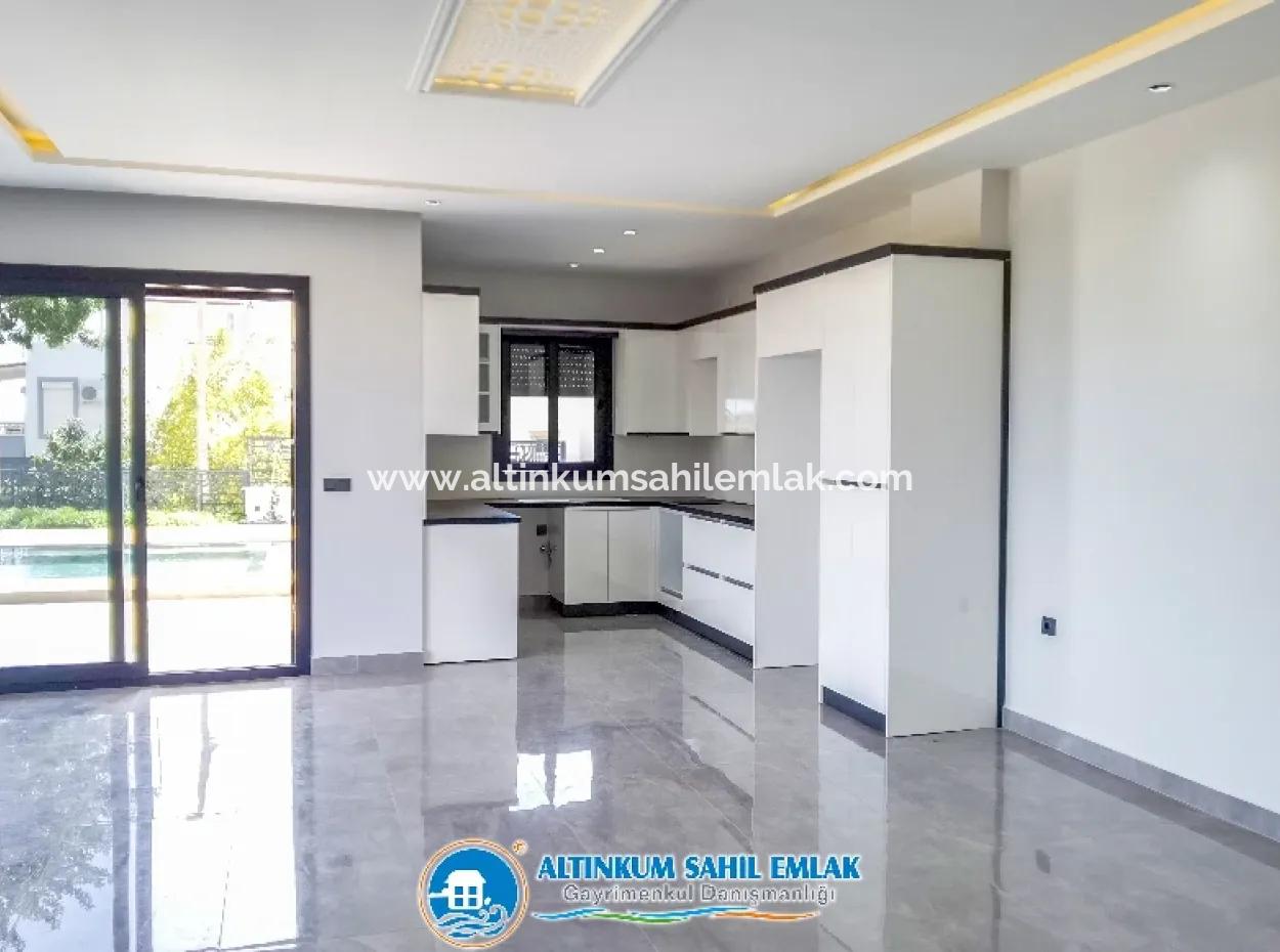 Didim, Altınkum'da, Geniş Bahçe Alanı Ve Deniz Manzaralı Satılık Villa