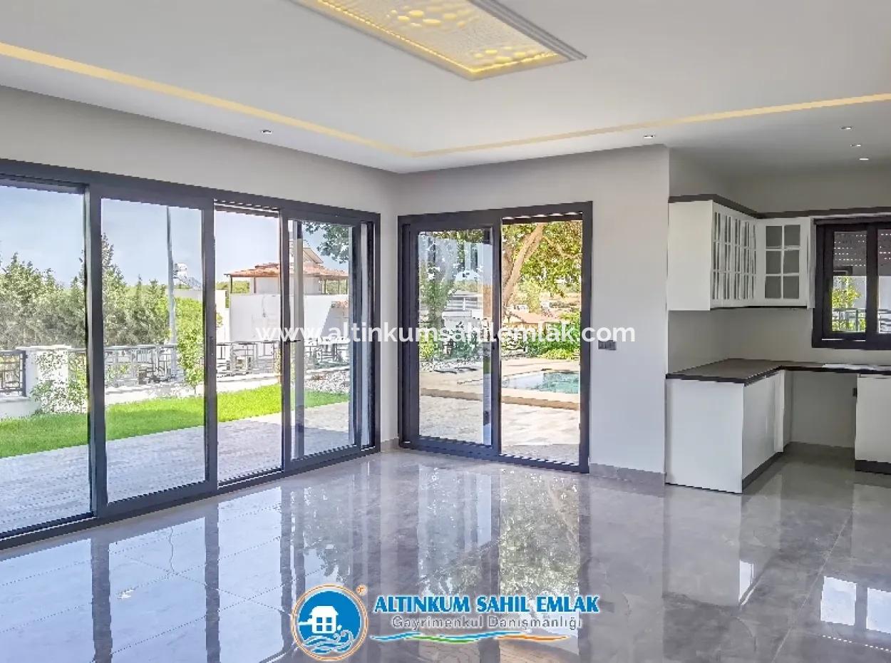 Didim, Altınkum'da, Geniş Bahçe Alanı Ve Deniz Manzaralı Satılık Villa