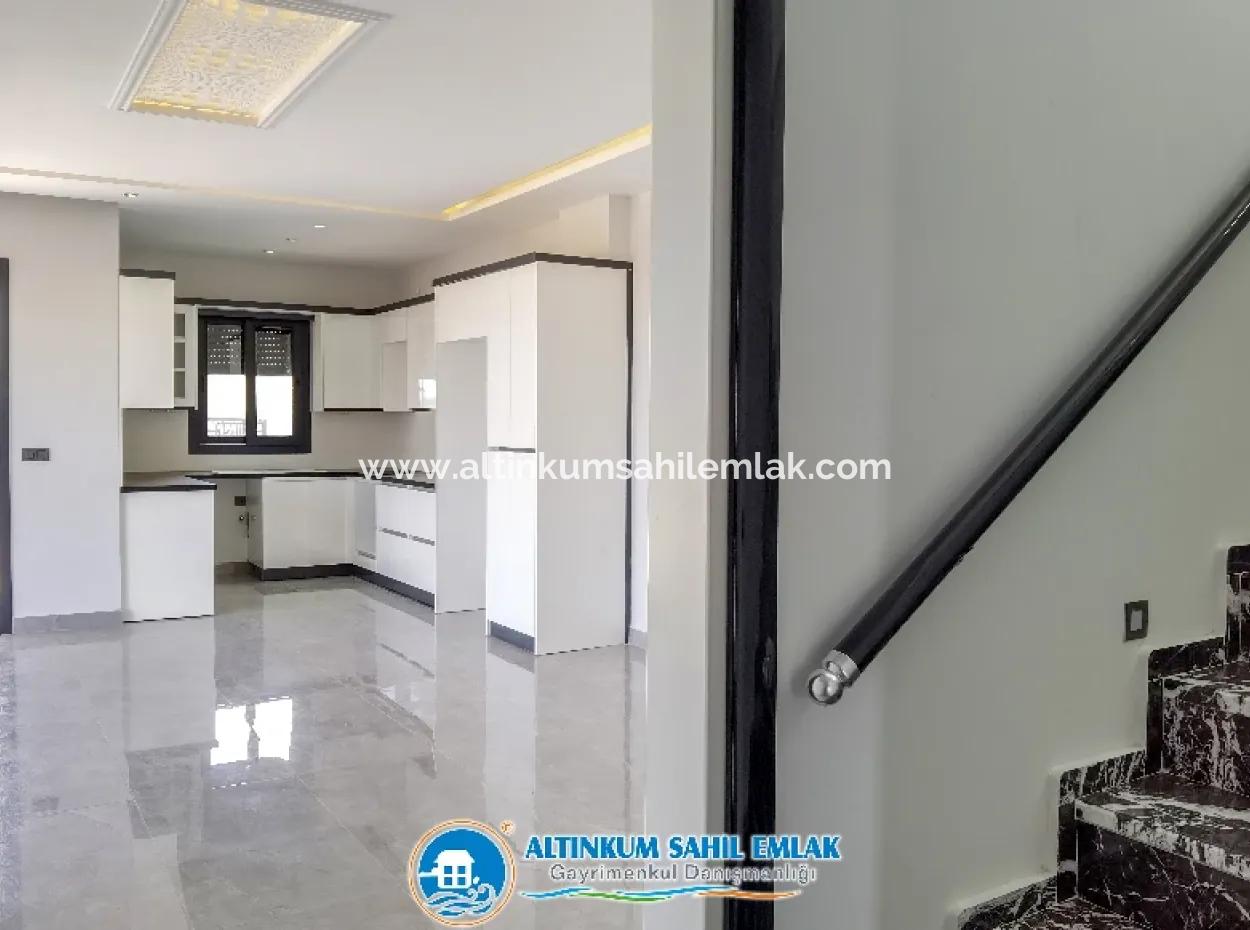 Didim, Altınkum'da, Geniş Bahçe Alanı Ve Deniz Manzaralı Satılık Villa
