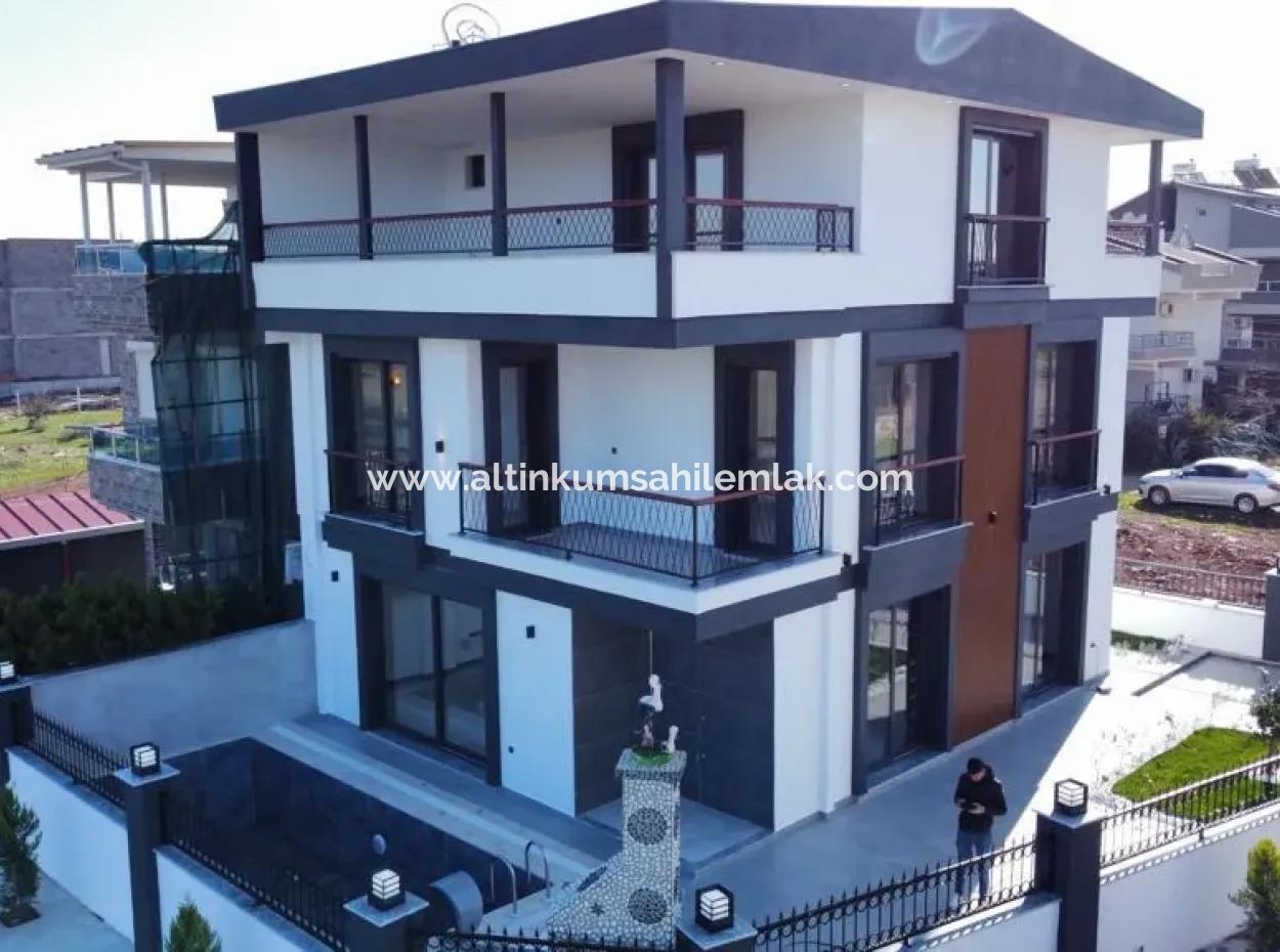 Didim Altınkum  Mahallesinde Satılık 5+1 Lüks Villa
