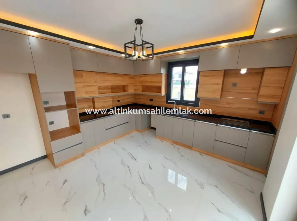 Didim Efeler Mahallesinde  Satılık 3+1 Ayrı Mutfak Müstakil Villa