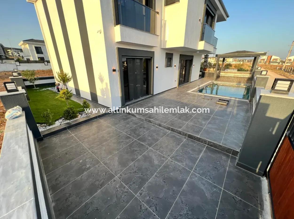 Efelerde Satılık Köşe Konumda Modern Yapı 4+1 Açık Mutfak Lüks Villa