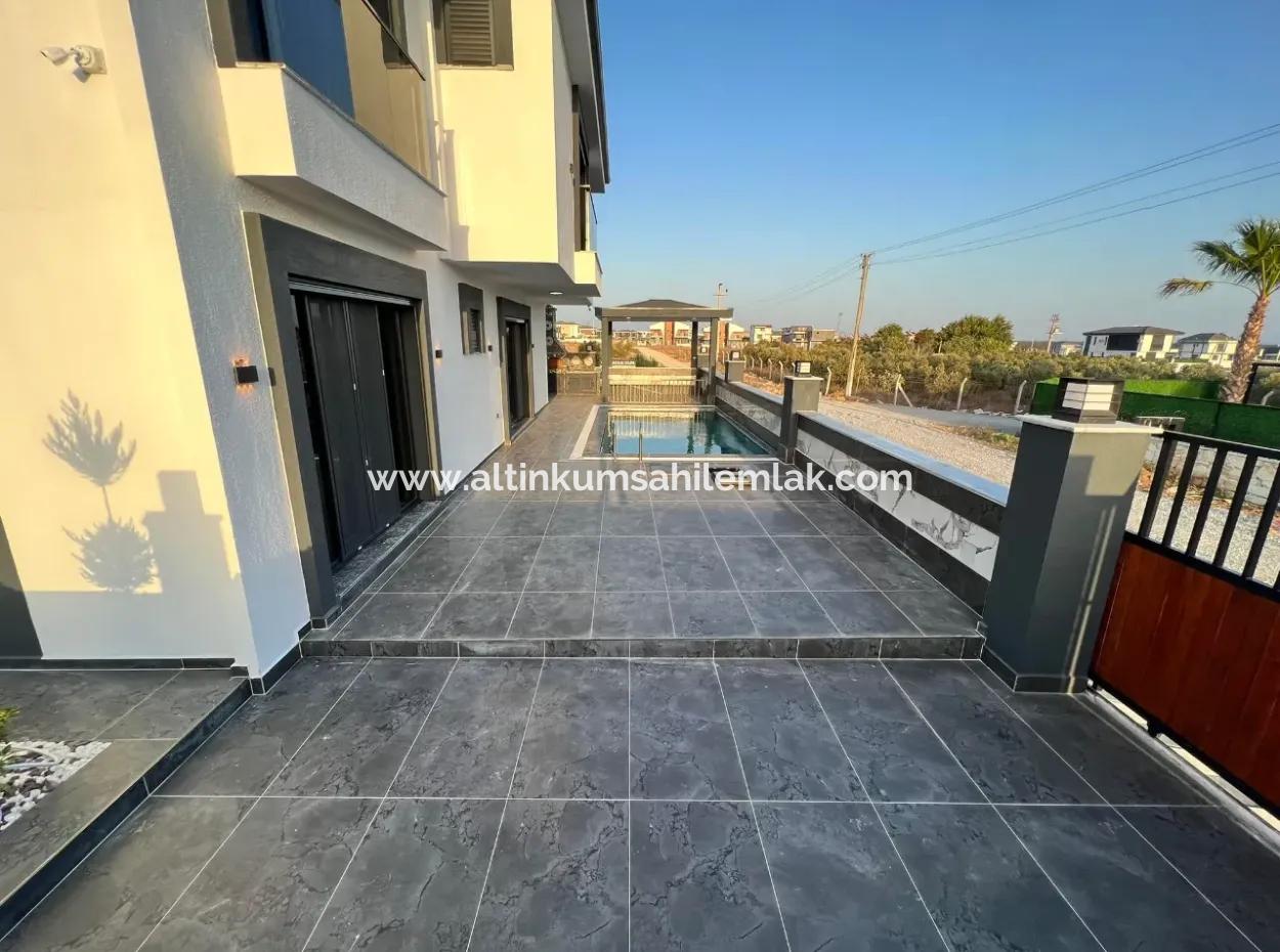 Efelerde Satılık Köşe Konumda Modern Yapı 4+1 Açık Mutfak Lüks Villa