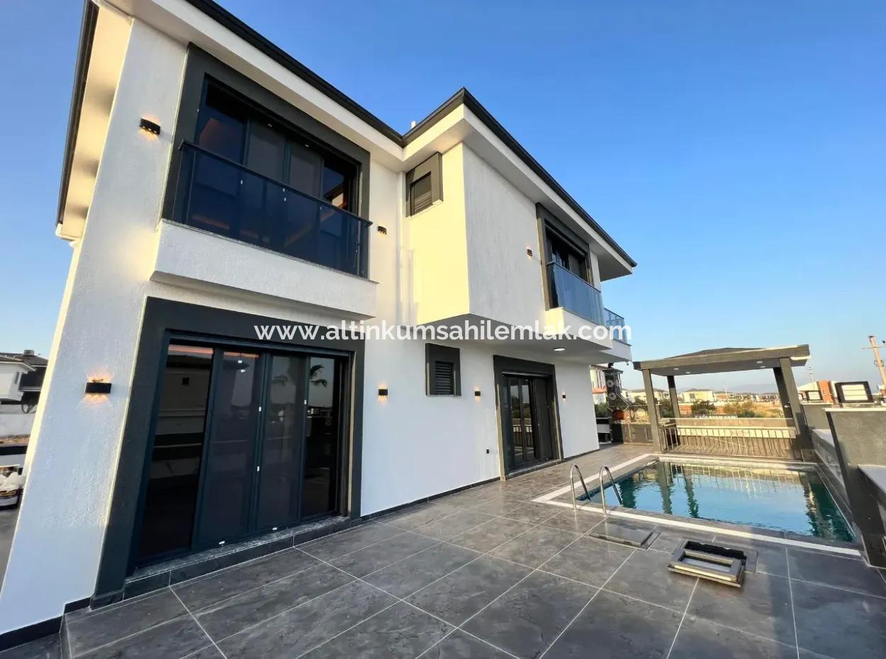 Efelerde Satılık Köşe Konumda Modern Yapı 4+1 Açık Mutfak Lüks Villa