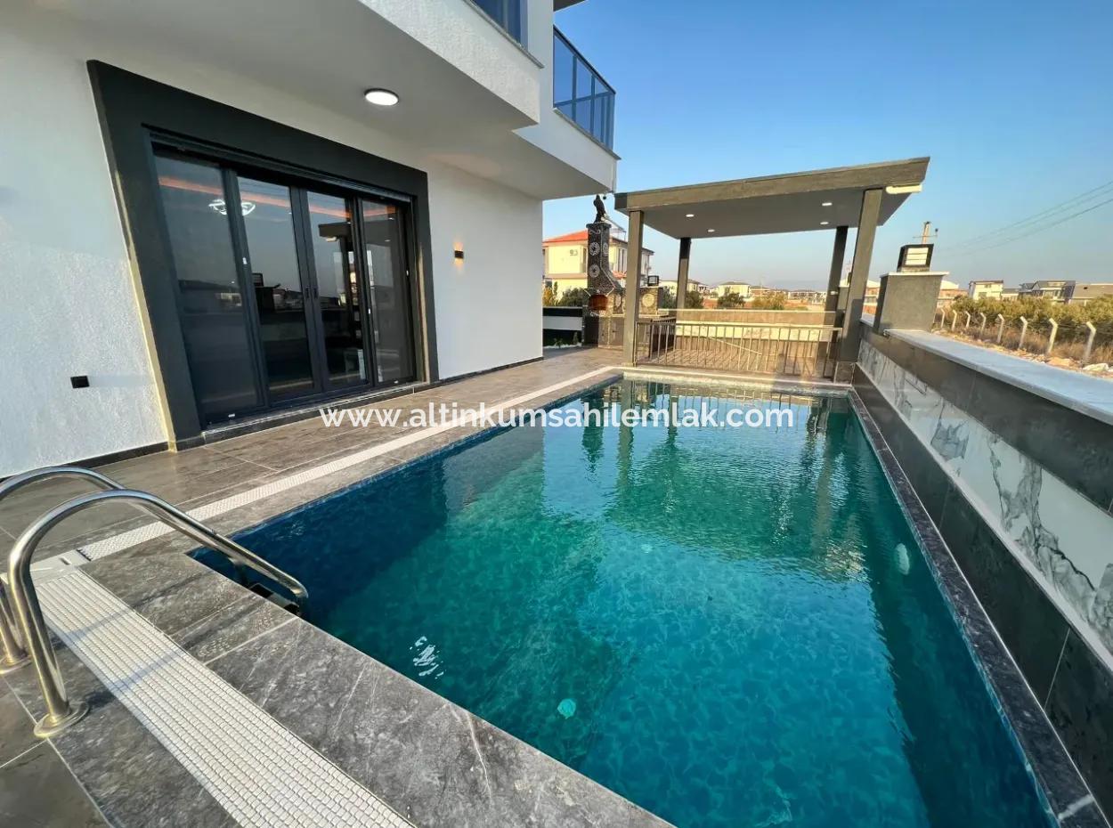 Efelerde Satılık Köşe Konumda Modern Yapı 4+1 Açık Mutfak Lüks Villa