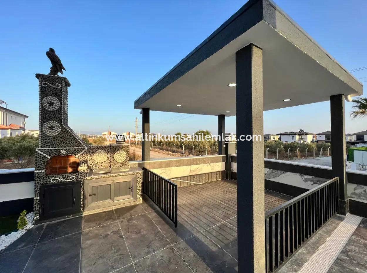 Efelerde Satılık Köşe Konumda Modern Yapı 4+1 Açık Mutfak Lüks Villa