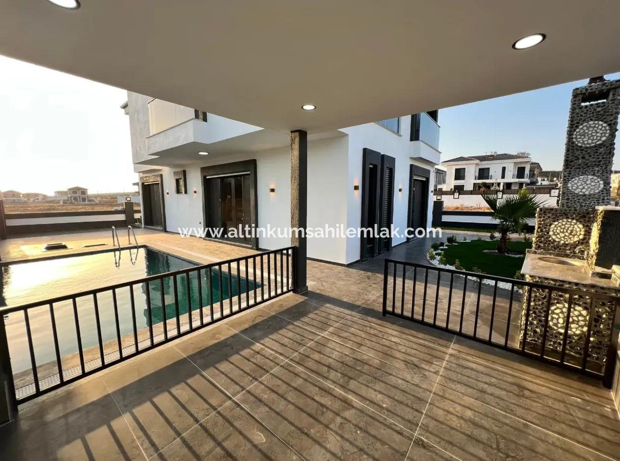 Efelerde Satılık Köşe Konumda Modern Yapı 4+1 Açık Mutfak Lüks Villa