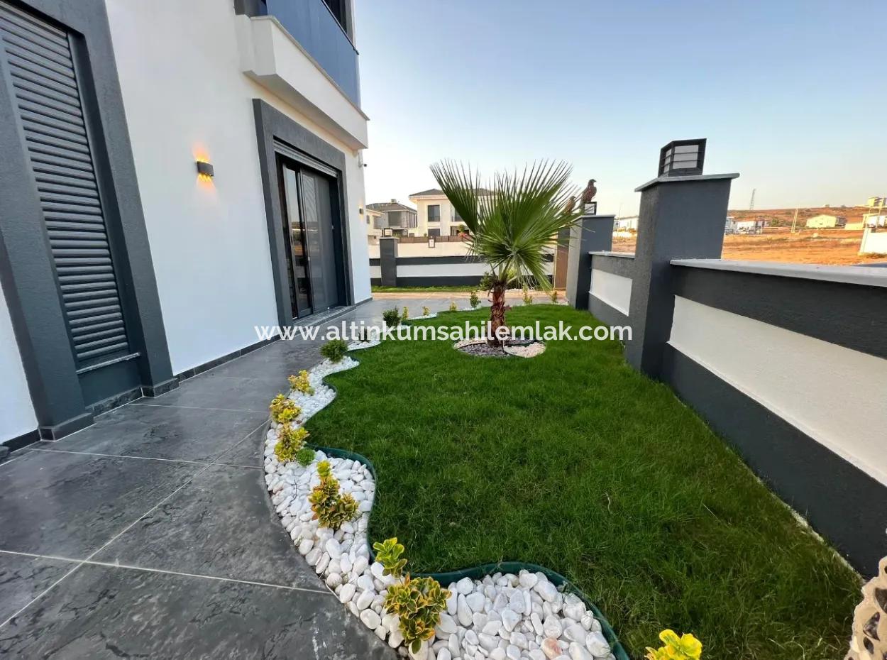 Efelerde Satılık Köşe Konumda Modern Yapı 4+1 Açık Mutfak Lüks Villa