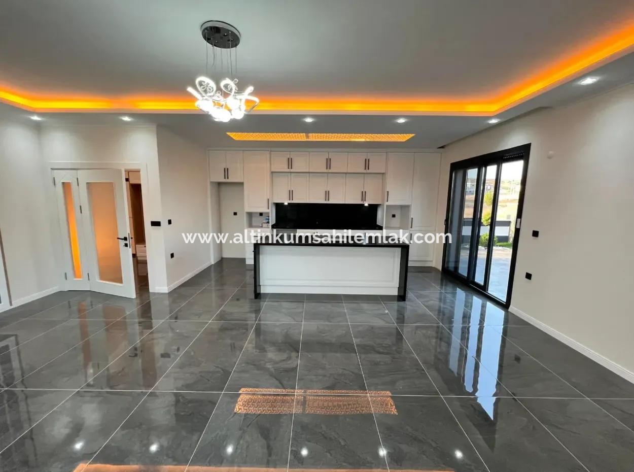 Efelerde Satılık Köşe Konumda Modern Yapı 4+1 Açık Mutfak Lüks Villa