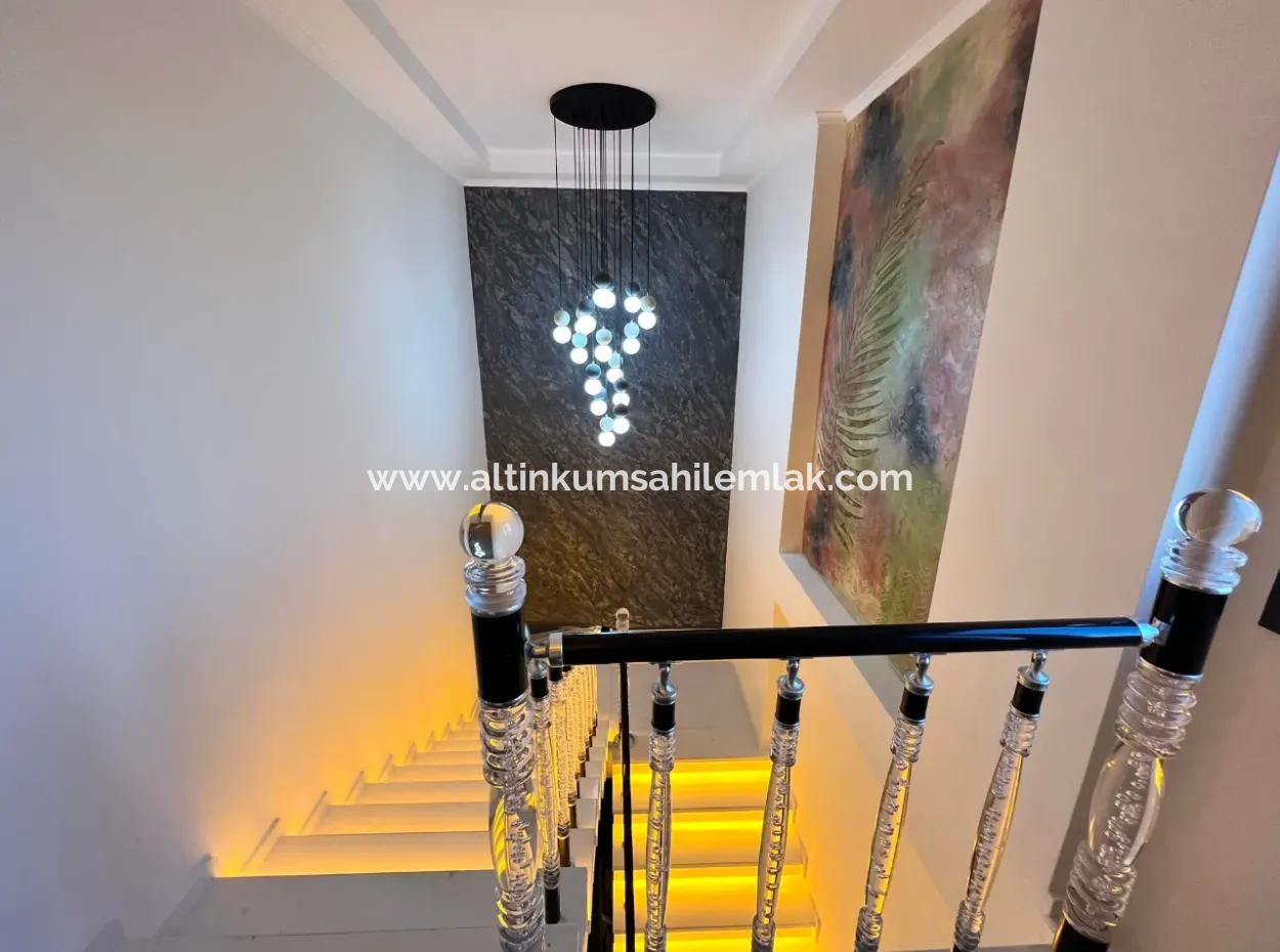 Efelerde Satılık Köşe Konumda Modern Yapı 4+1 Açık Mutfak Lüks Villa