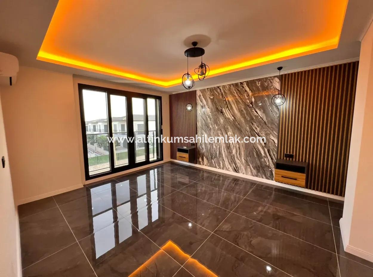 Efelerde Satılık Köşe Konumda Modern Yapı 4+1 Açık Mutfak Lüks Villa