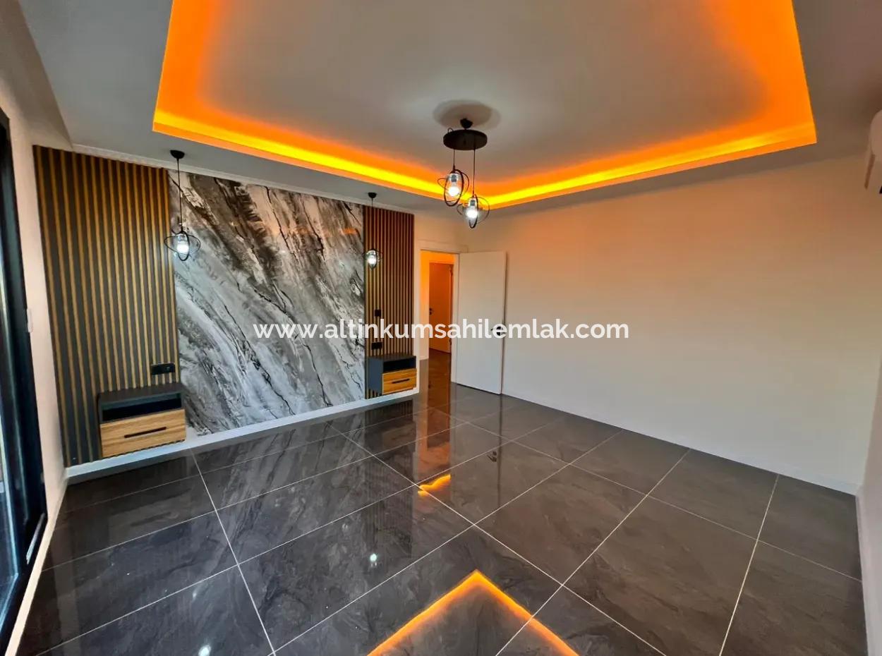 Efelerde Satılık Köşe Konumda Modern Yapı 4+1 Açık Mutfak Lüks Villa