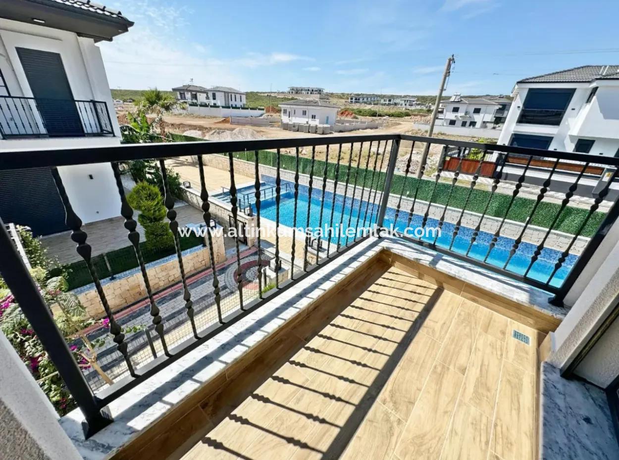Didim Efeler Mahallesinde Satılık Havuzlu Sitede 3+1 Villa