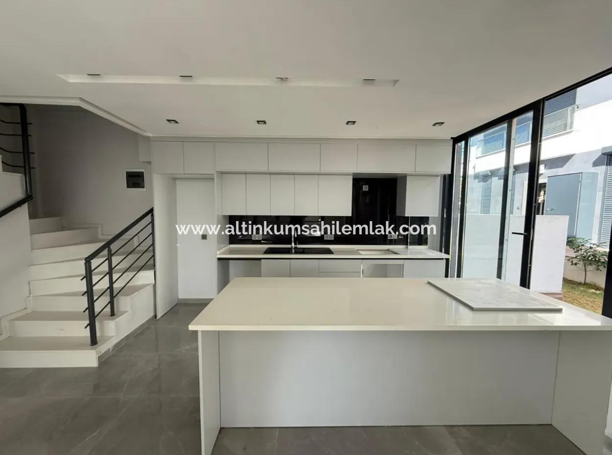 Didim Mavişehirde Satılık Havuzlu Sitede 3+1 Kelepir Villa