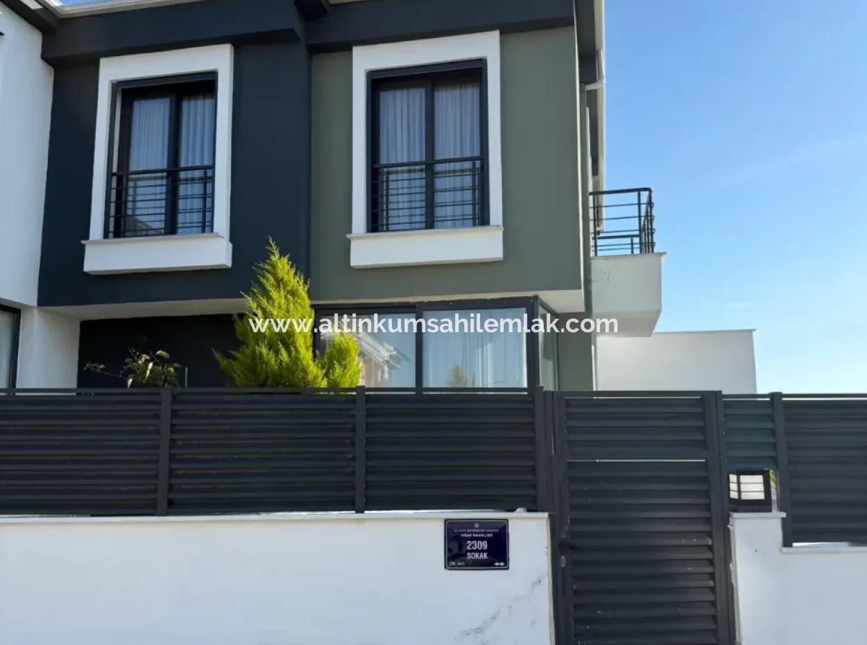 Aydın Didim Hisar’da Köşe Başı Havuzlu Denize Yakın 3+1 Satılık Eşyalı Villa