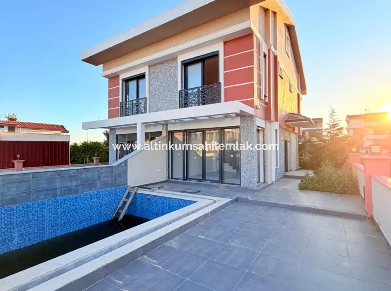 Efeler Mahallesi’nde Satılık 3+1 Triplex Bitişik Nizam Sıfır Havuzlu Villa