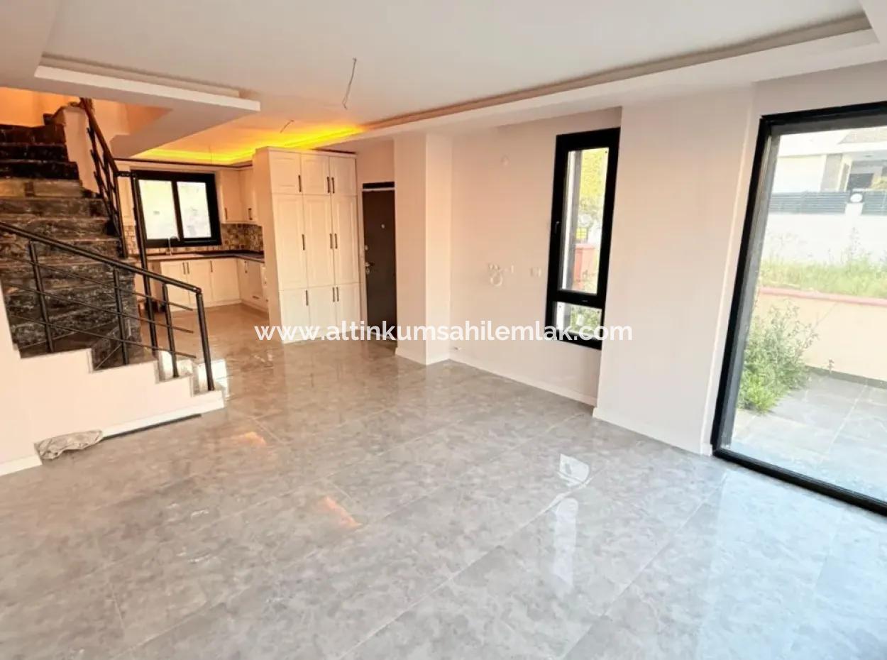 Efeler Mahallesi’nde Satılık 3+1 Triplex Bitişik Nizam Sıfır Havuzlu Villa