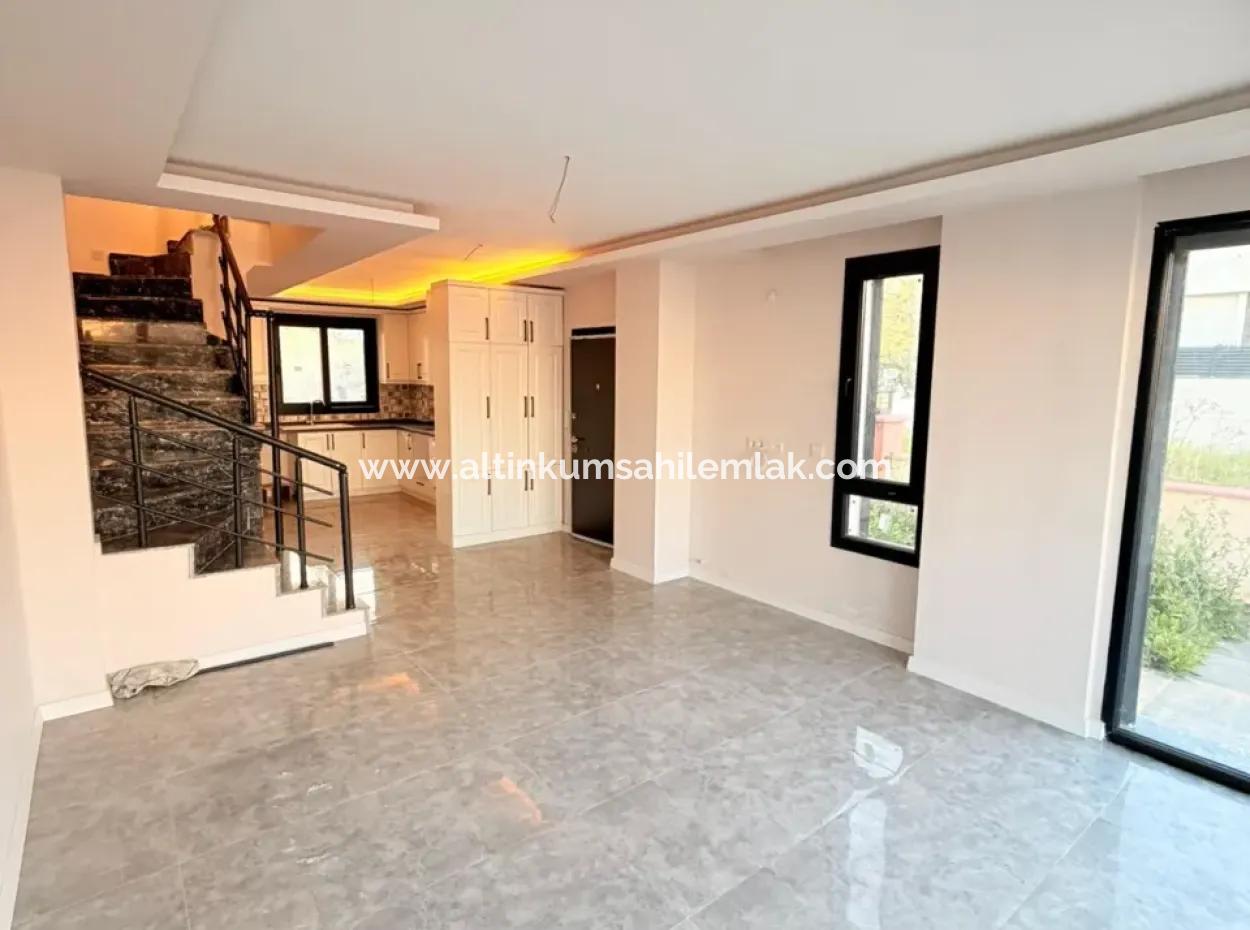 Efeler Mahallesi’nde Satılık 3+1 Triplex Bitişik Nizam Sıfır Havuzlu Villa
