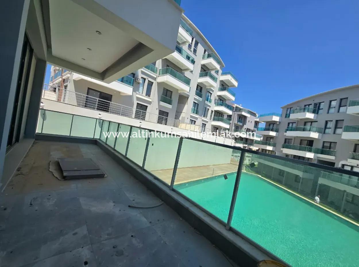Didim Altınkum’da Havuzlu Sitede, Asansörlü Binada Köşe Konumlu 2+1 Daire