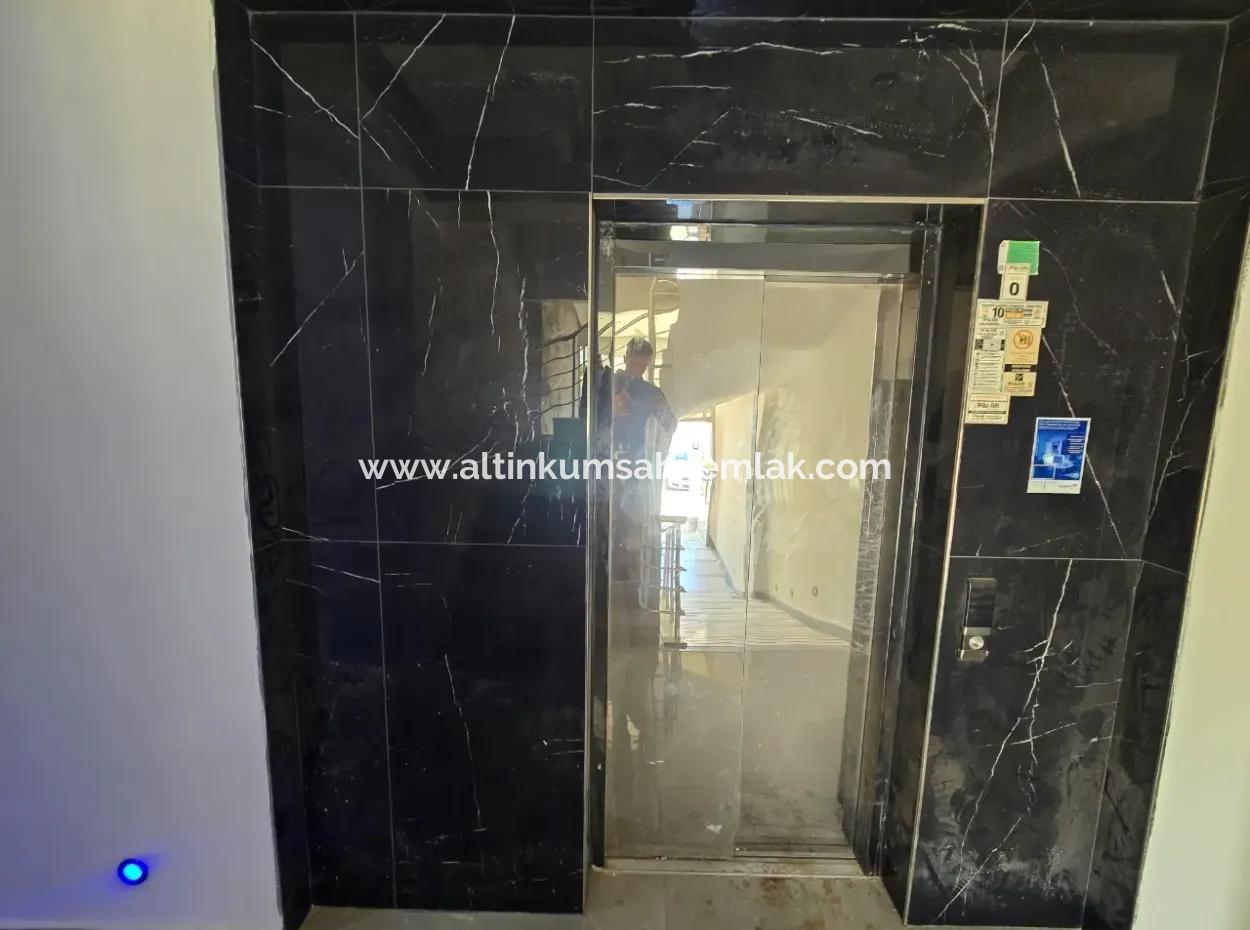 Didim Altınkum’da Havuzlu Sitede, Asansörlü Binada Köşe Konumlu 2+1 Daire