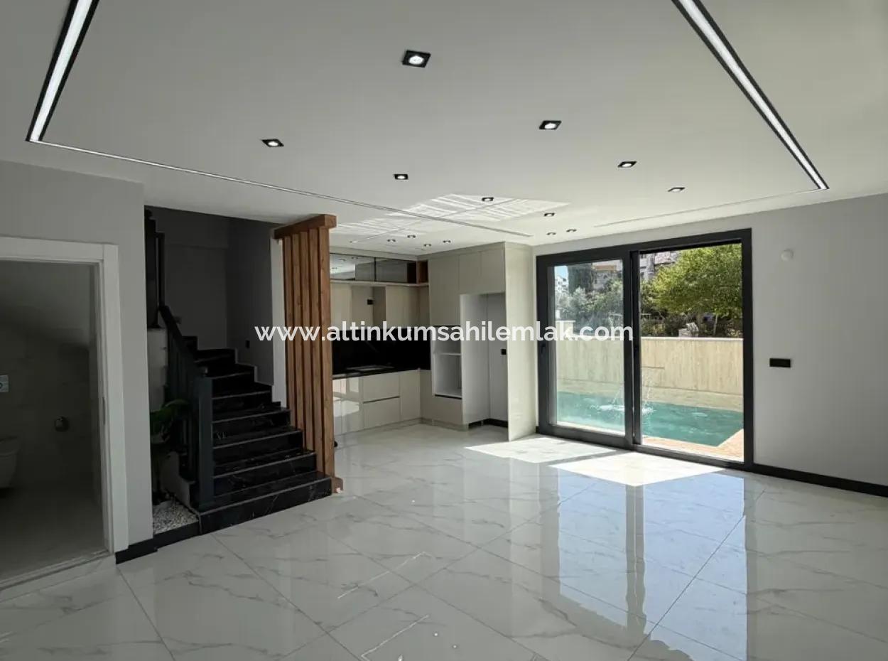 Didim Hisar Mahallesi’nde Deniz Manzaralı Triplex 3+1 Villa