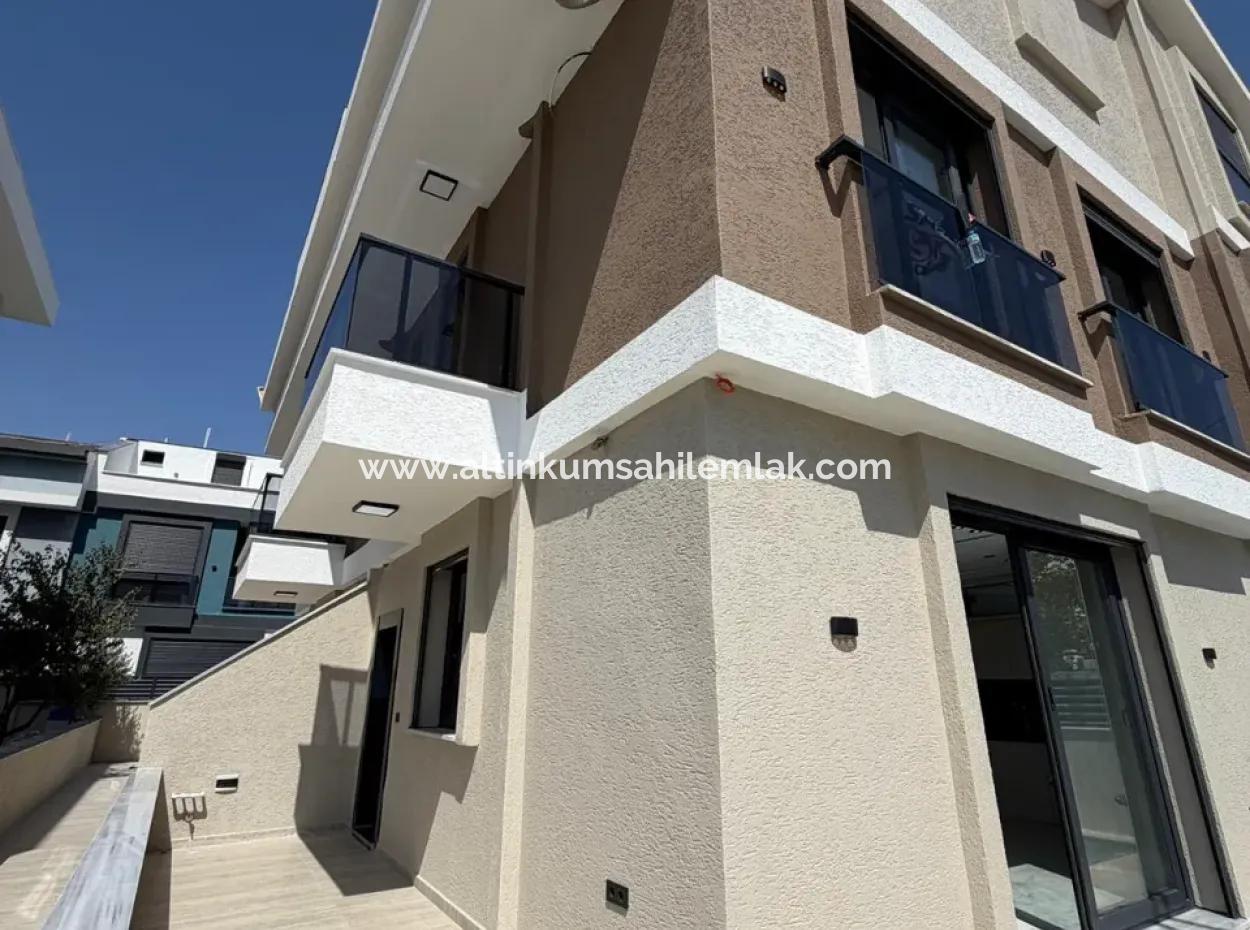 Didim Hisar Mahallesi’nde Deniz Manzaralı Triplex 3+1 Villa